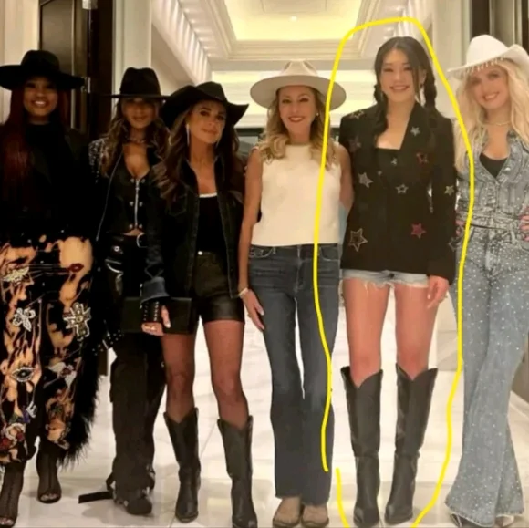 Cinq à Sept Star Embellished 'Cheyenne' Blazer Retail $699-US8-NO FLAWS - Picture 3 of 12